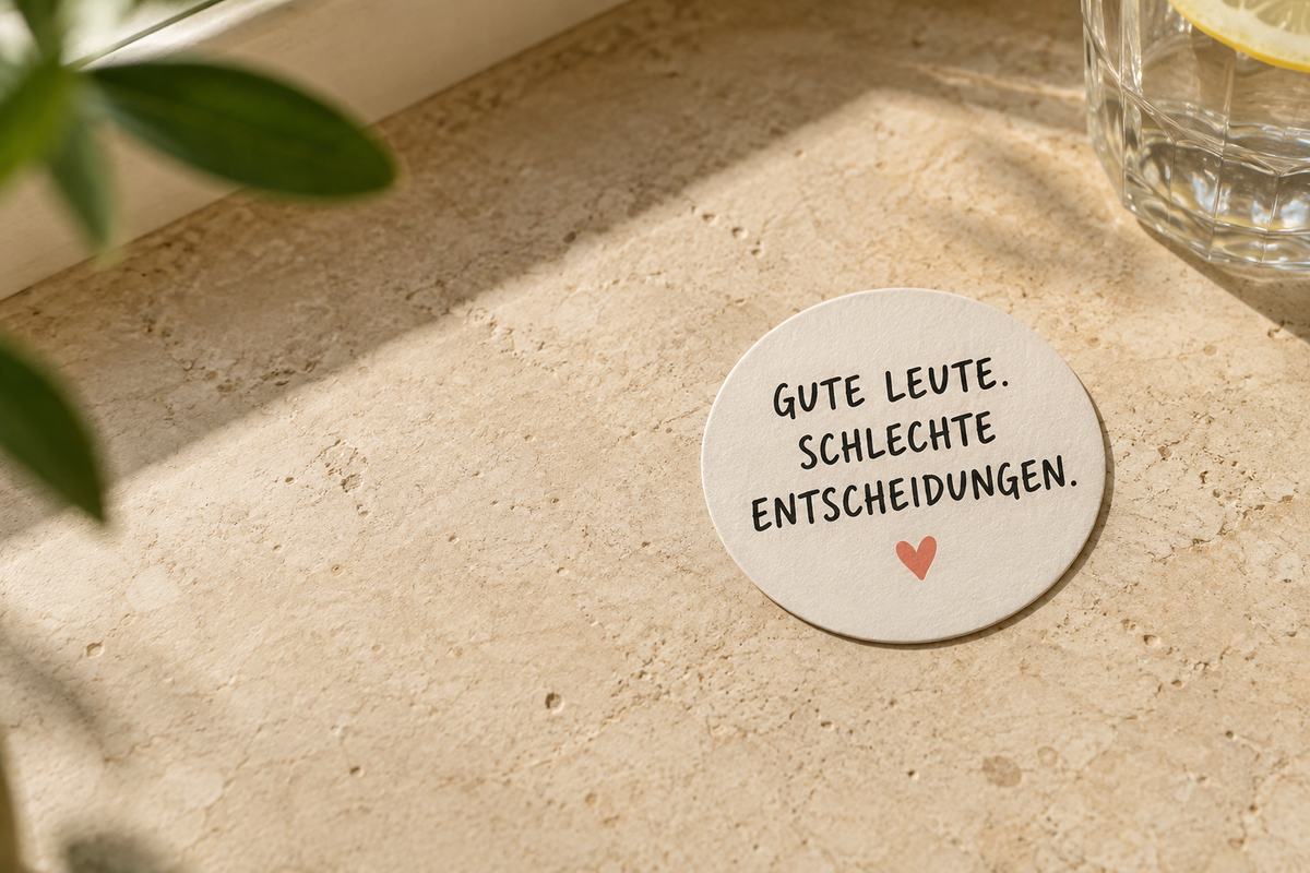 Runder PartySticker24 Sticker auf hellem Naturstein